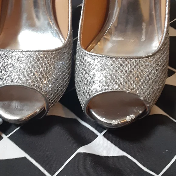 * Badgley mischka silver sparkle peep toe heels, size 8 - Picture 8 of 12
